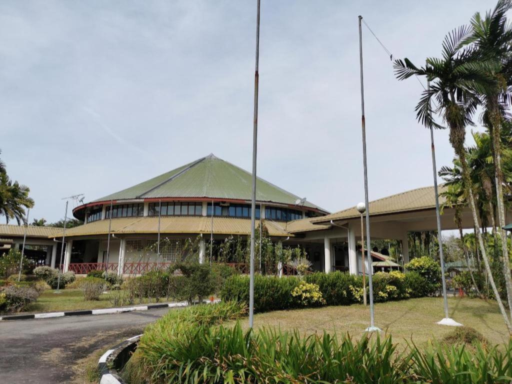 Oyo 89972 Borneo Paradise Beach Hotel コタキナバル エクステリア 写真
