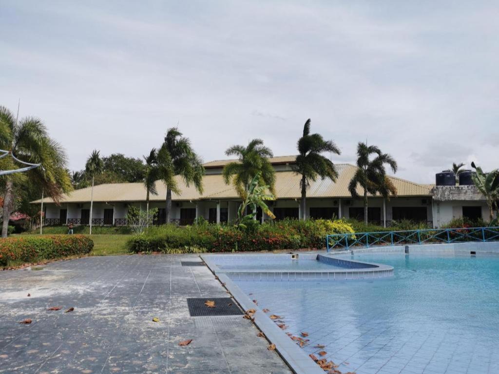 Oyo 89972 Borneo Paradise Beach Hotel コタキナバル エクステリア 写真