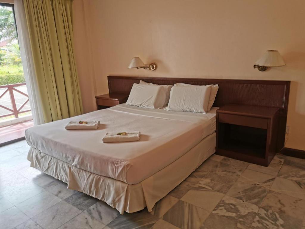 Oyo 89972 Borneo Paradise Beach Hotel コタキナバル エクステリア 写真