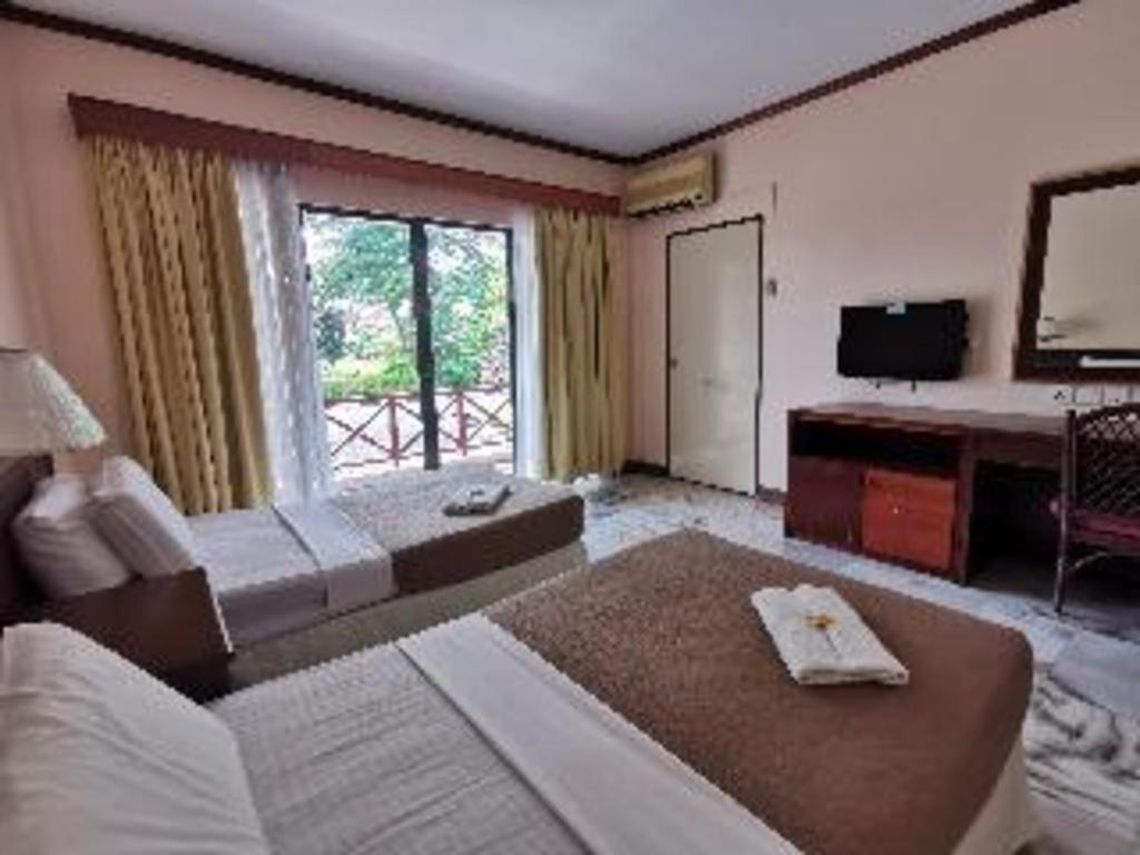Oyo 89972 Borneo Paradise Beach Hotel コタキナバル エクステリア 写真