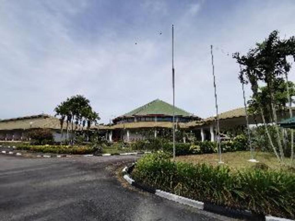 Oyo 89972 Borneo Paradise Beach Hotel コタキナバル エクステリア 写真