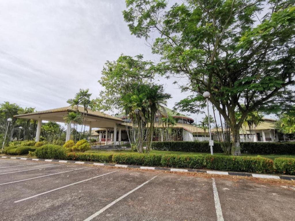 Oyo 89972 Borneo Paradise Beach Hotel コタキナバル エクステリア 写真