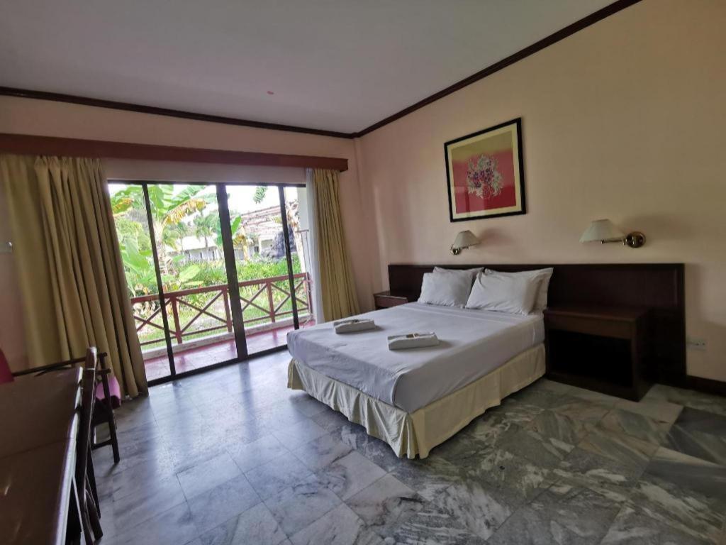 Oyo 89972 Borneo Paradise Beach Hotel コタキナバル エクステリア 写真